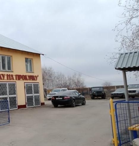 Синие ворота въезда на территорию СТО
